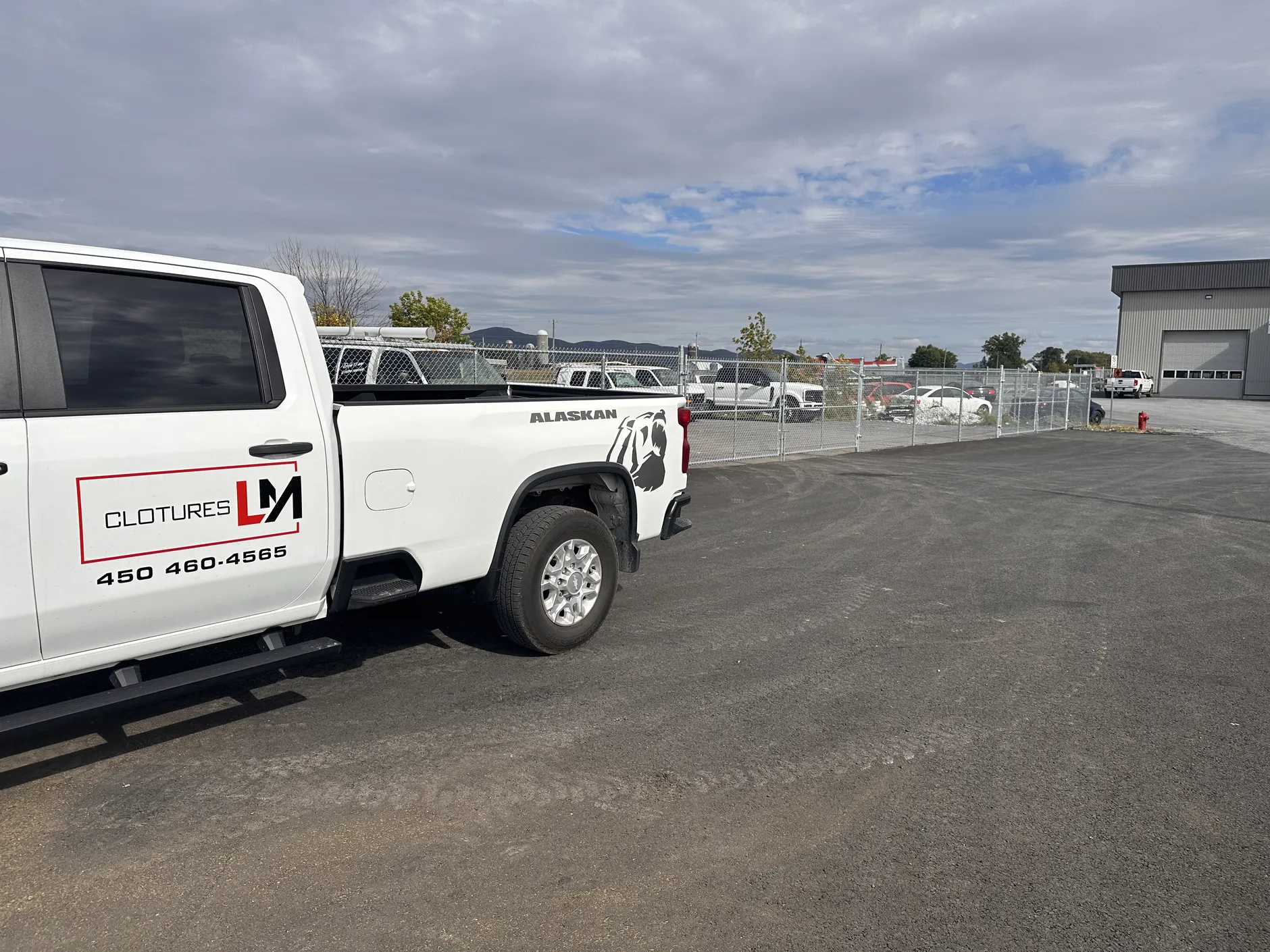 Camion Clôtures LM sur la Rive-Sud