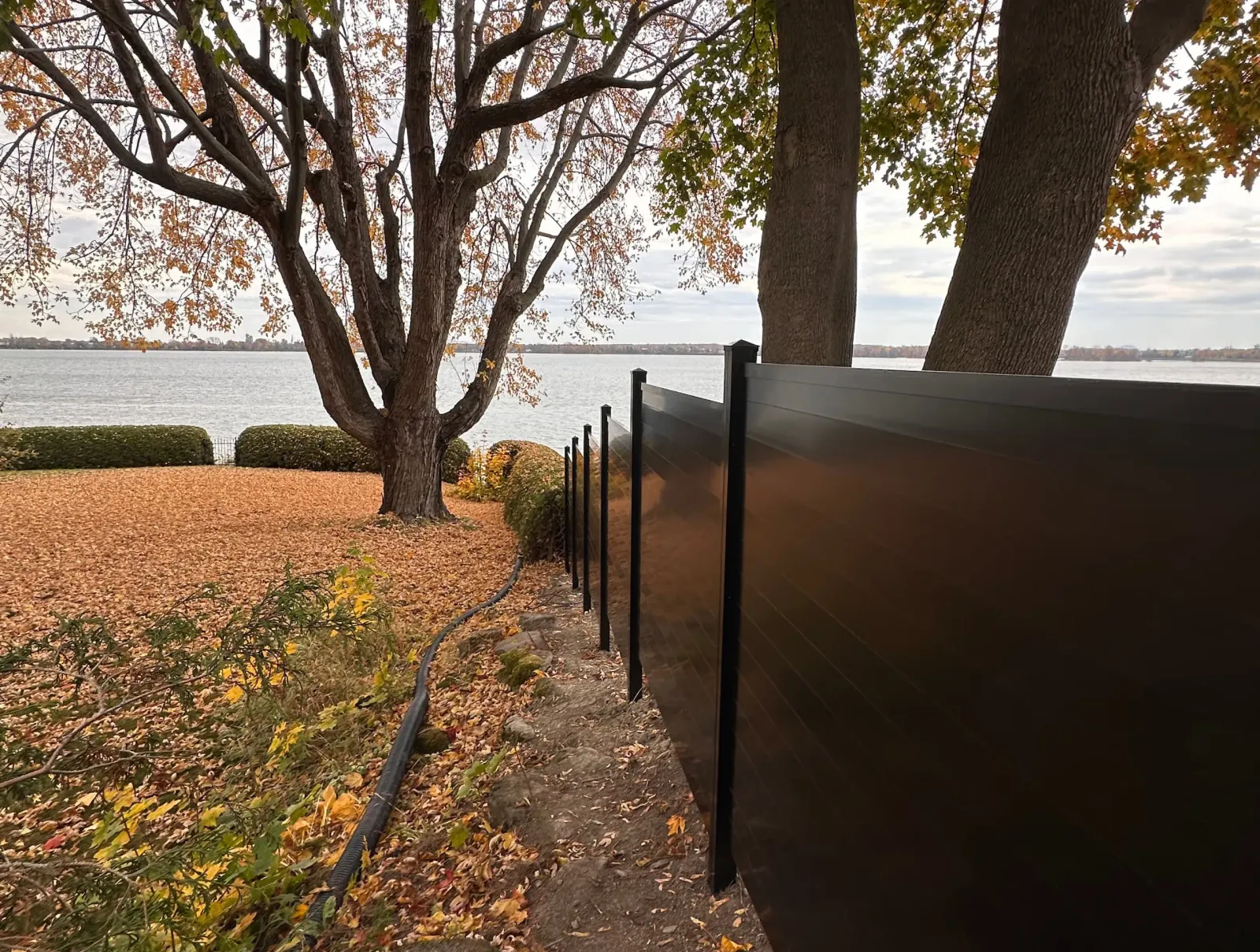 Aluminum Zen fence with horizontal panels