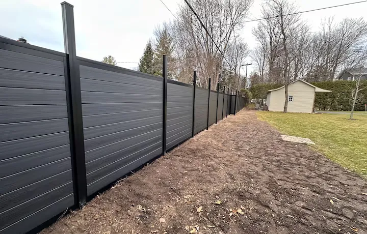 Terrain résidentiel en préparation pour l'installation d'une clôture