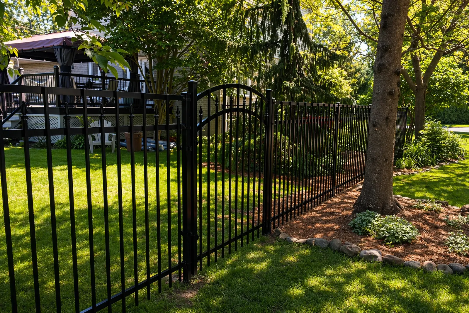Porte arquée de clôture ornementale en aluminium avec arbres matures