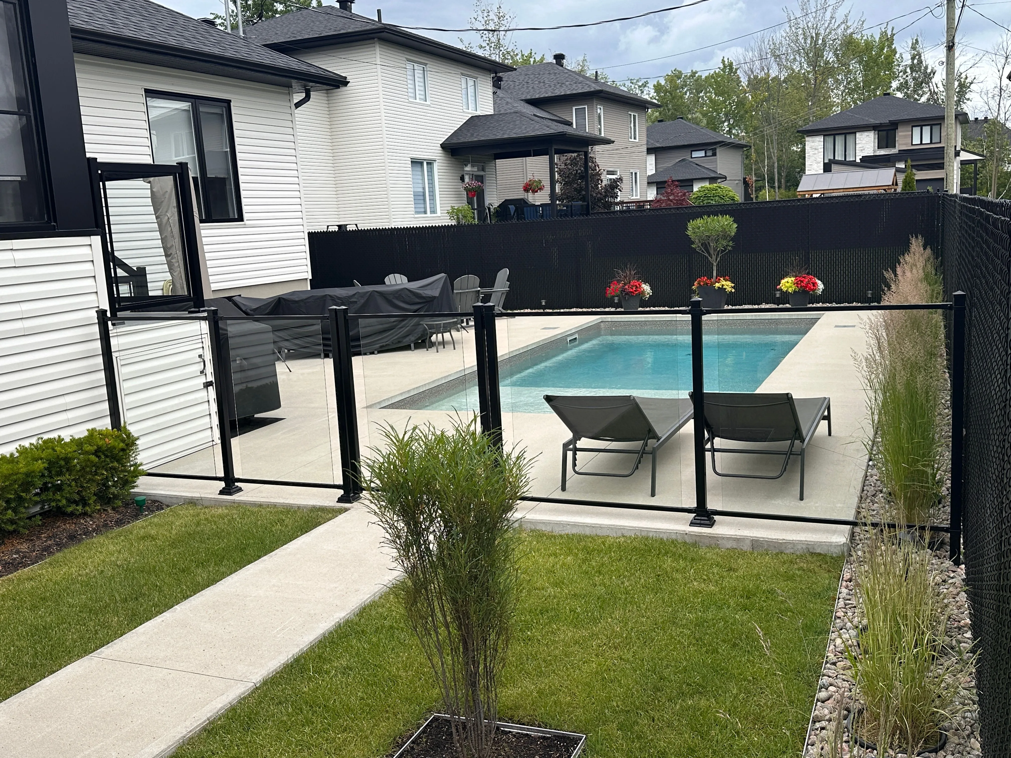 Clôture de piscine installée autour d'une piscine résidentielle