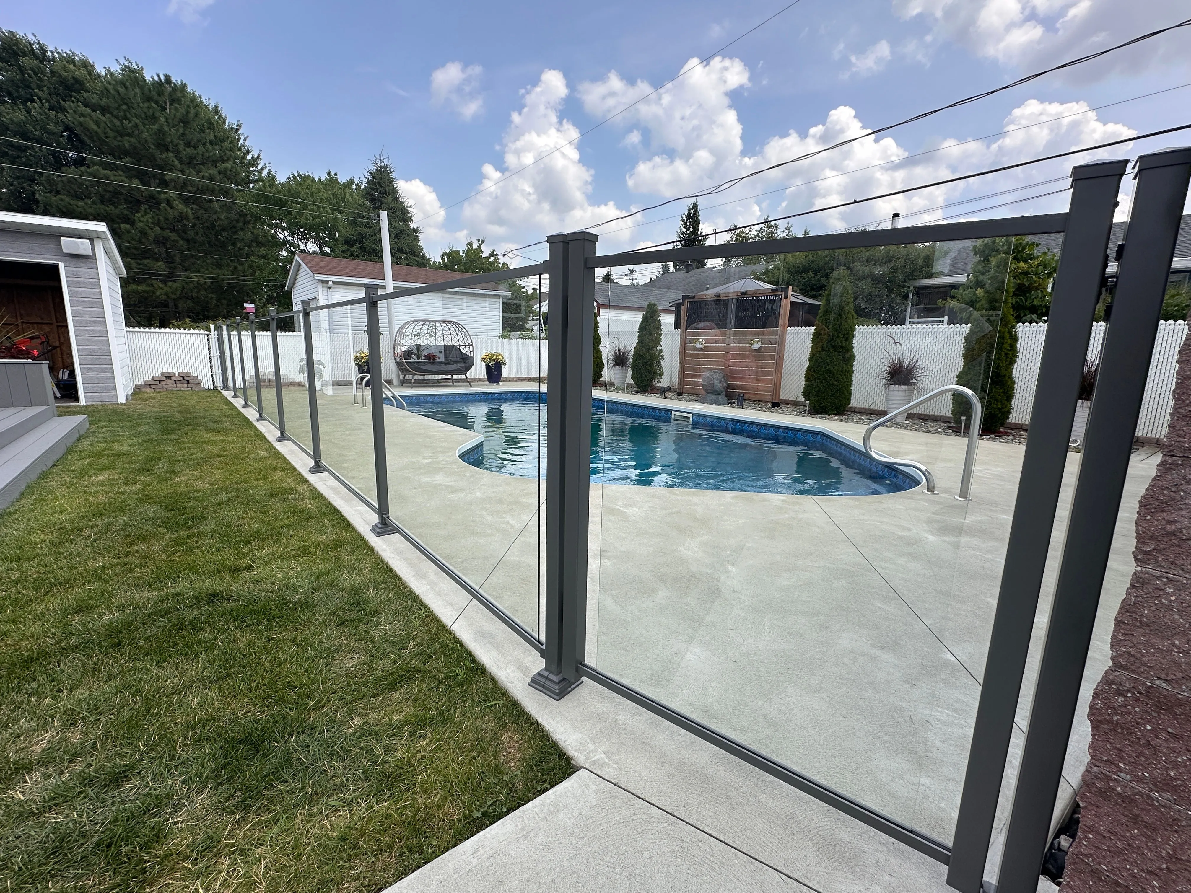 Clôture de piscine conforme aux normes du Québec